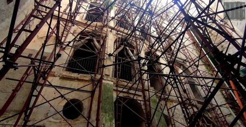 Bari, all'interno di Palazzo Casamassimi: l'antico edificio che giace disabitato in largo Albicocca